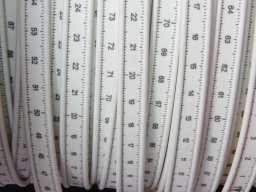 Lézer-jelölésű nagy pontosságú, miliméter beosztású metrikus mérőszalag