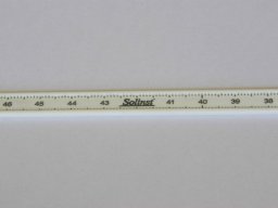 Nagy pontosságú, miliméter beosztású lapos mérőszalag