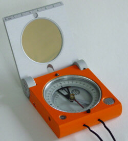 Tükrös geológuskompasz övre akasztható bőr tokban, német gyártmány,  cikkszám: 108507:315.26