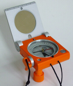 Tükrös kompasz övre akasztható bőr tokban, német gyártmány,  cikkszám: 108506:305.26