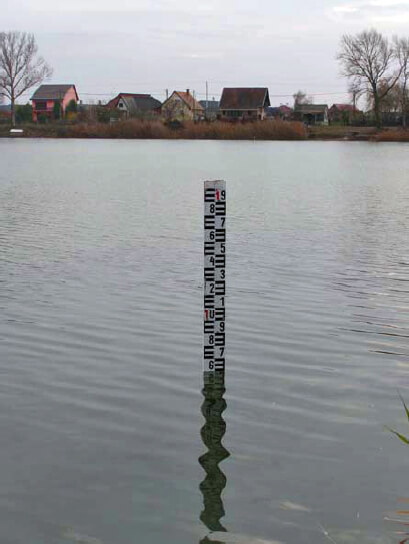 Álló lapvízmérce a délegyházi kavicsbánya tavában telepítve Álló lapvízmérce a délegyházi kavicsbánya tavában telepítve