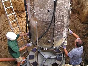 Tudományos szabadföldi liziméter telepítése. Talaj-monolit ráhelyezése a precíziós mérlegre. Tudományos szabadföldi liziméter telepítése